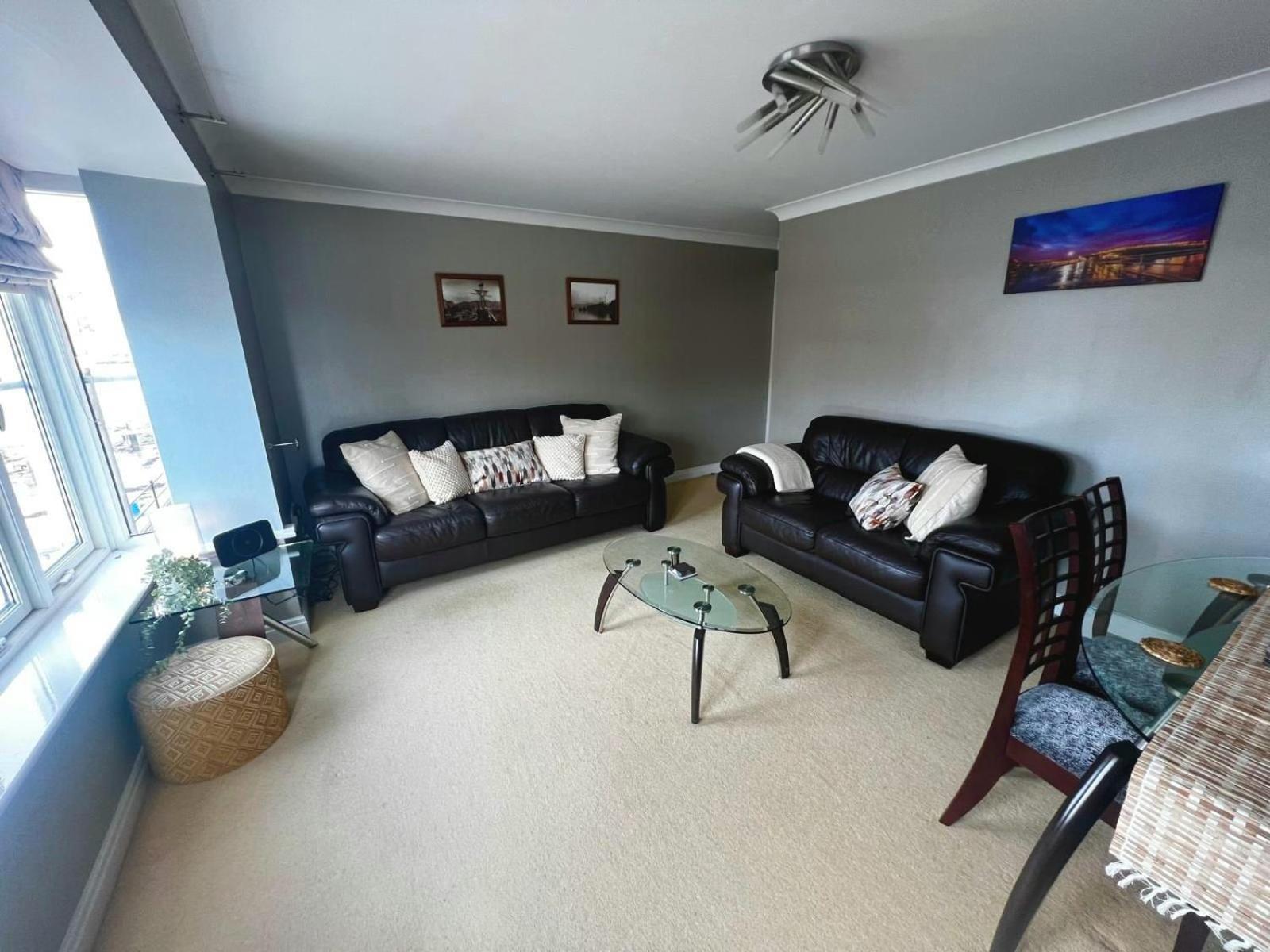 Majestic, Modern & Spacious Harbour-View Apartment With Parking Whitby Eksteriør billede