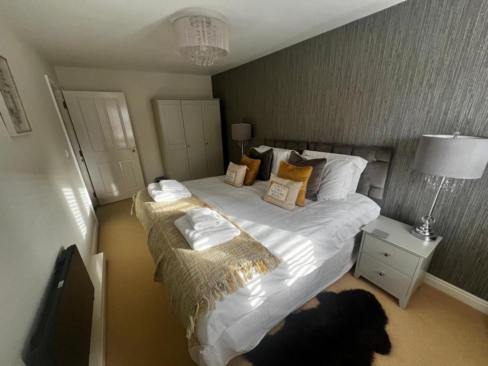 Majestic, Modern & Spacious Harbour-View Apartment With Parking Whitby Eksteriør billede