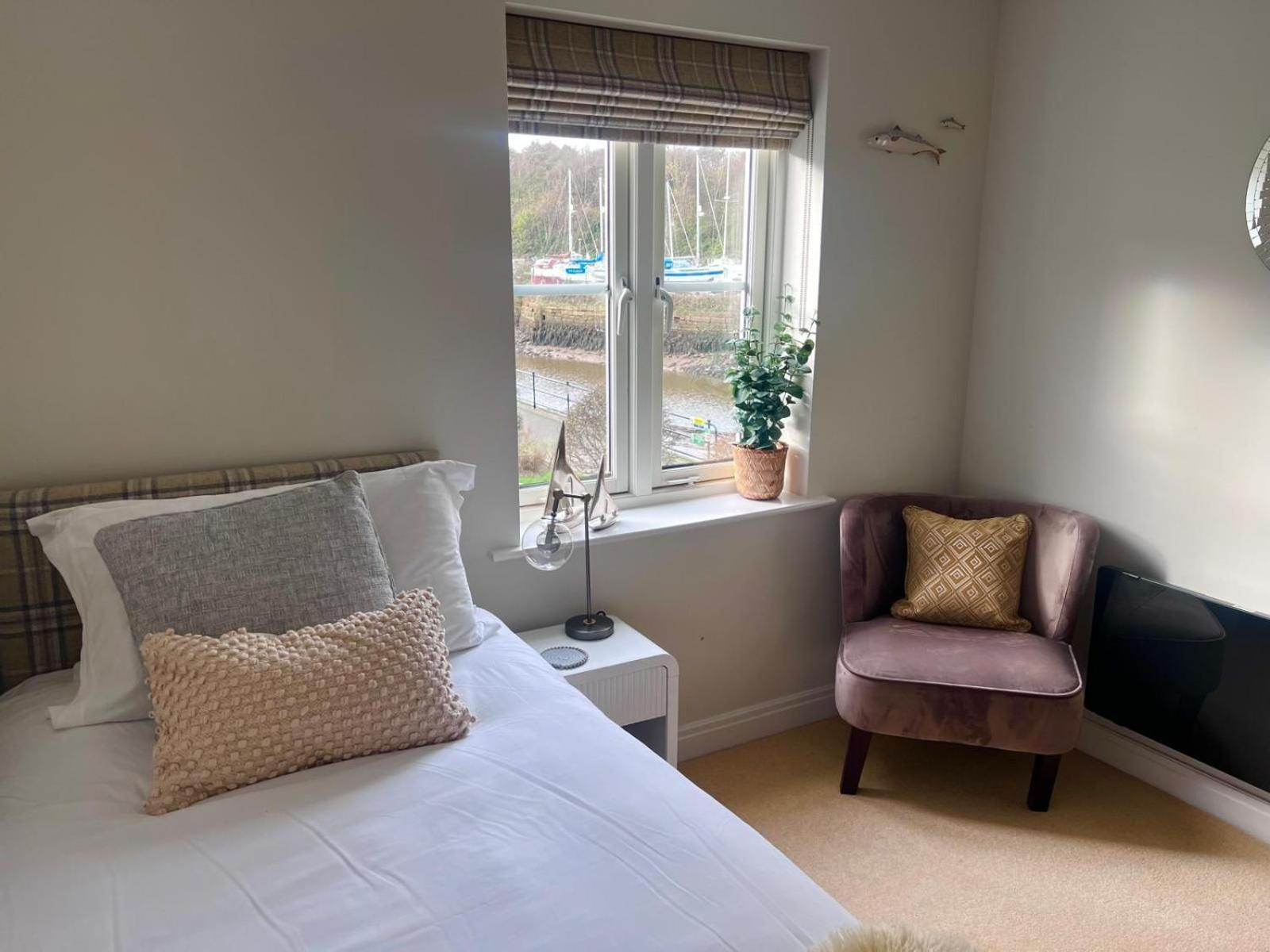 Majestic, Modern & Spacious Harbour-View Apartment With Parking Whitby Eksteriør billede