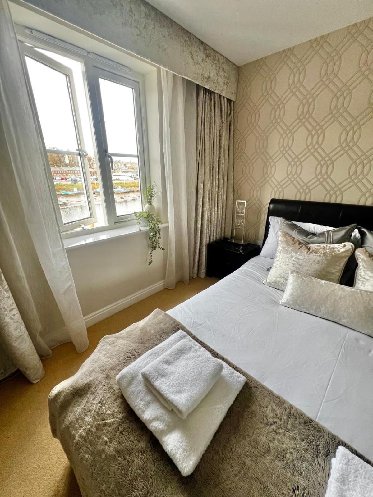 Majestic, Modern & Spacious Harbour-View Apartment With Parking Whitby Eksteriør billede