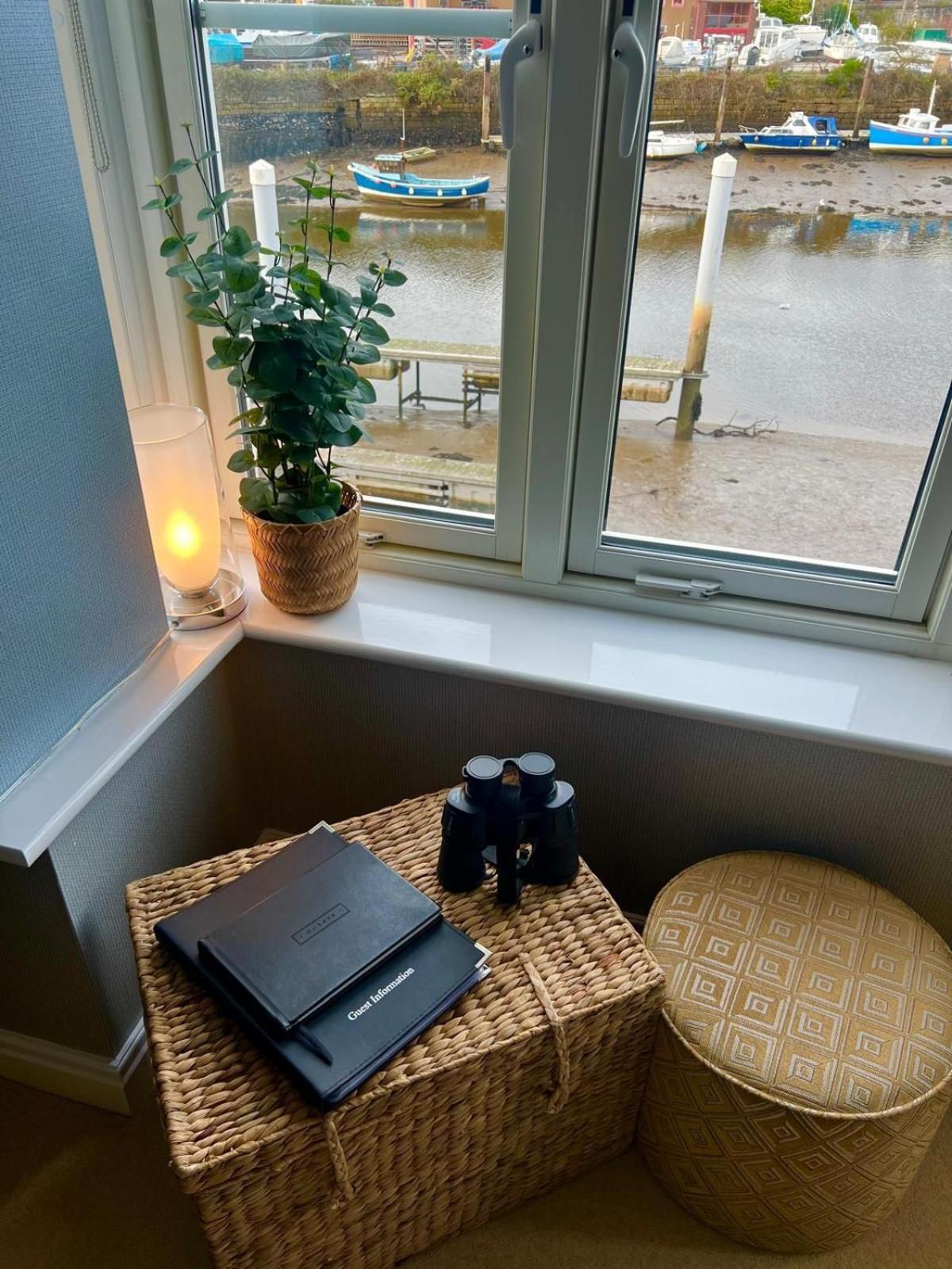 Majestic, Modern & Spacious Harbour-View Apartment With Parking Whitby Eksteriør billede